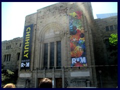 Toronto Bus Tour 183  - Royal Ontario Museum